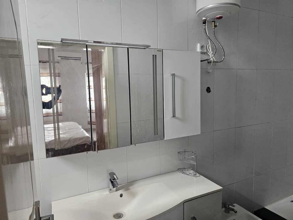 À LOUER – MAISON TRIPLEX DE 10 PIÈCES À NYÉKONAKPOÉ, BORD DU GOUDRON
Prix : 1.000.000 FCFA / mois