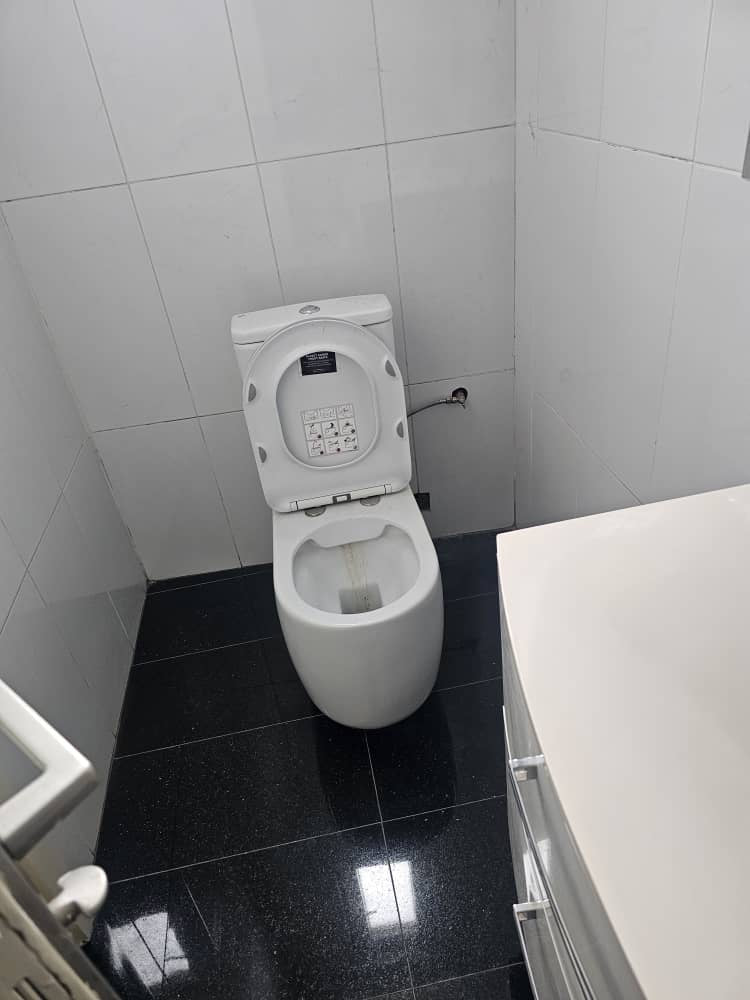 À LOUER – MAISON TRIPLEX DE 10 PIÈCES À NYÉKONAKPOÉ, BORD DU GOUDRON
Prix : 1.000.000 FCFA / mois