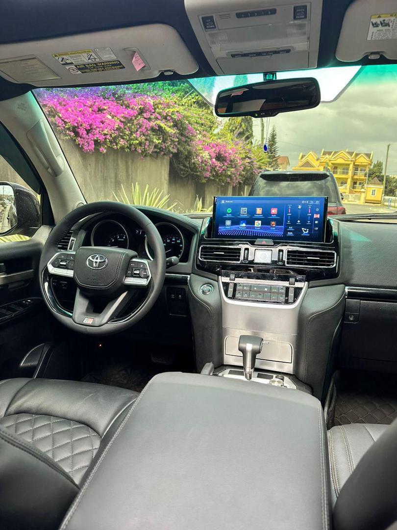 TOYOTA LAND CRUISER V8 – VERSION PRÉSIDENTIELLE