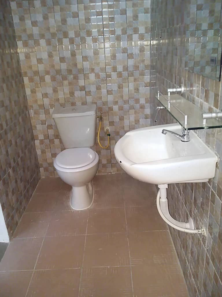APPARTEMENTS À VENDRE À TOTSI – 5 CHAMBRES + 2 DÉPENDANCES