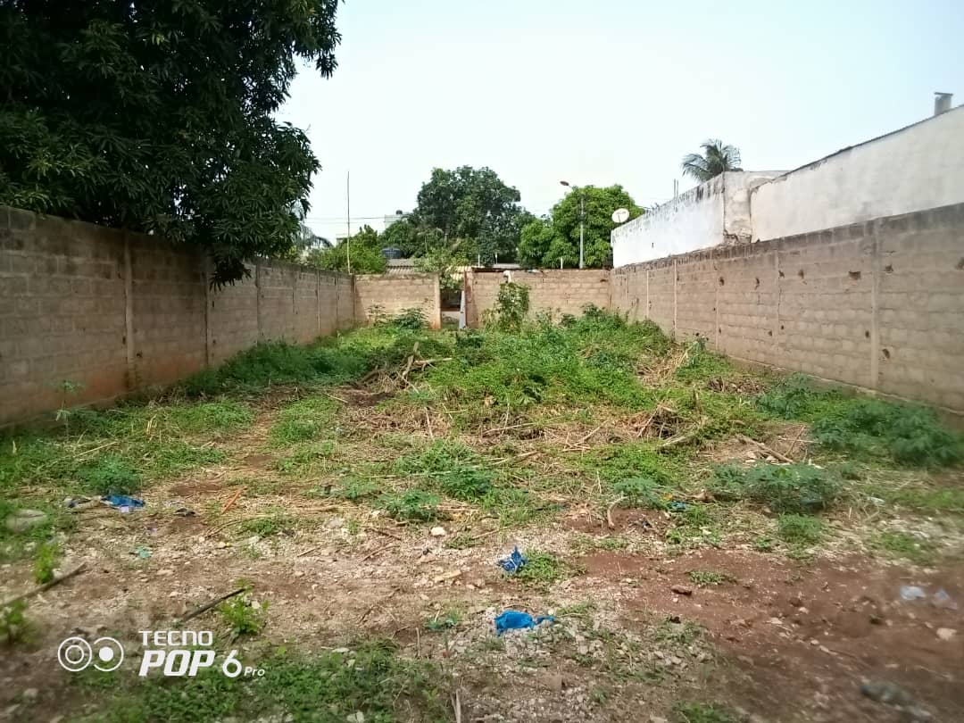 Terrain demi lot clôturé en vente à Agoè Logopé – 25 millions FCFA