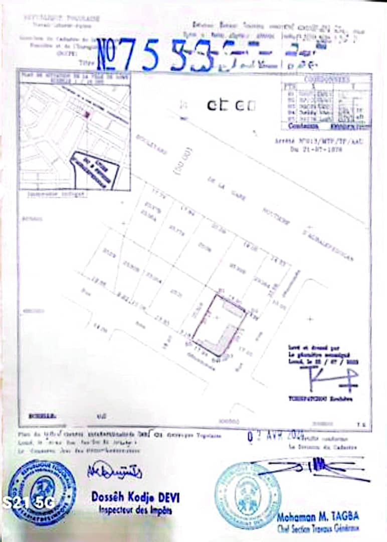 Terrain de 600 m² en vente en angles rue à 30m du goudron à Agbalepedo – 65 millions FCFA