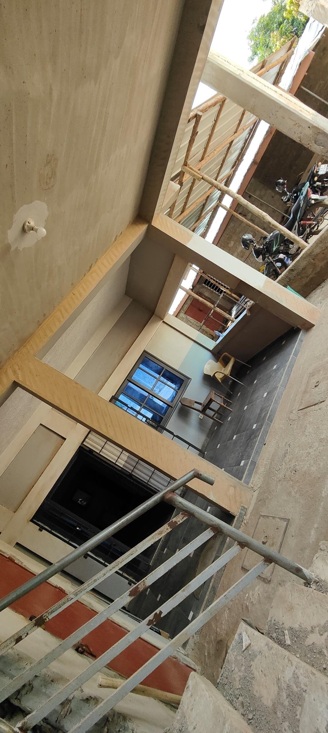 UN IMMEUBLE ET ENTREPÔT À VENDRE À AGOÈ VAKPOSSITO – CAMP GP