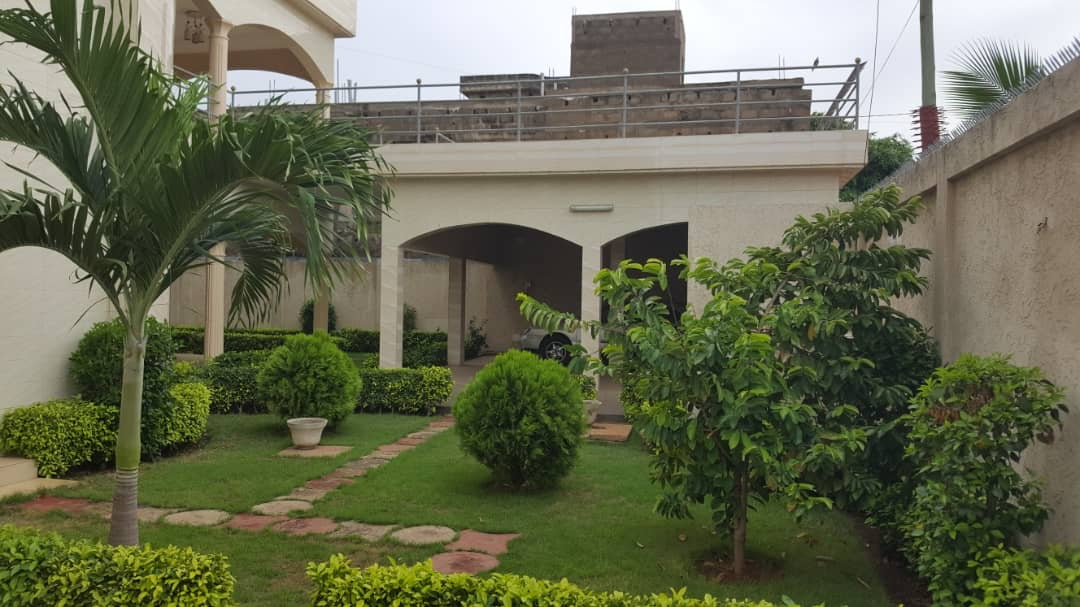 UNE VILLA À VENDRE À HEDZRANAWOÉ À 150M DU GOUDRON - 6 CHAMBRES, 2 SALONS, 6 DÉPENDANCES