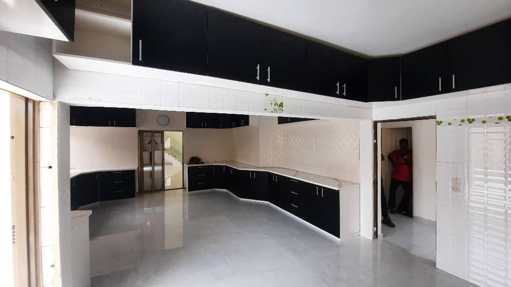 LOCATION LUXUEUSE VILLA À LOUER À ADIDOGOMÉ AMÉNOPÉ (13 CHAMBRES)