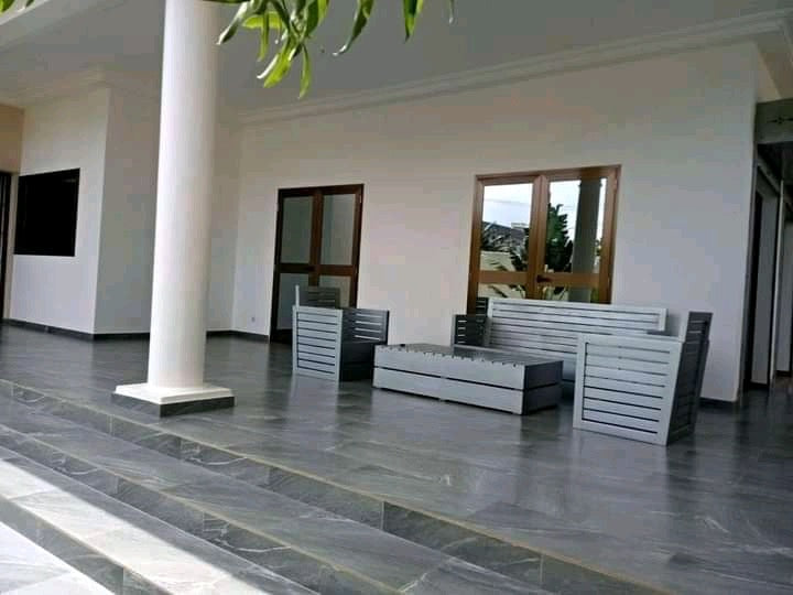 VILLA 6 PIÈCES À VENDRE À AGOÈ SOGBOSSITO – 1KM DU GOUDRON