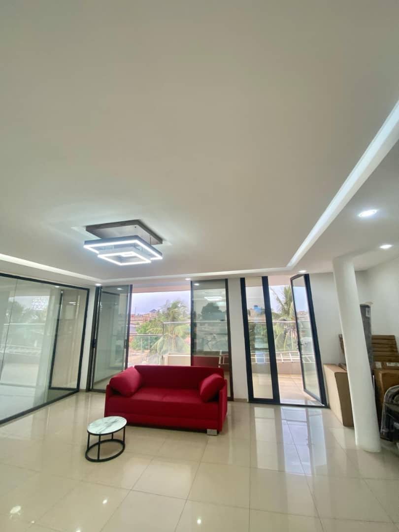 À LOUER – VILLA MEUBLÉE DE 5 PIÈCES AVEC PISCINE ET JARDIN À AGOÈ FIL O PARK – 1.000.000F CFA/MOIS