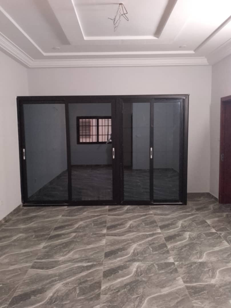 VILLA 9 PIÈCES À VENDRE À KPOGAN AGBETIKO – TITRE FONCIER