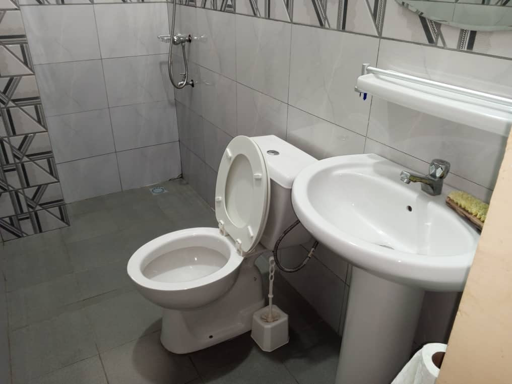 À LOUER – VILLA MEUBLÉE 4 PIÈCES (3 CHAMBRES, 1 SALON) À ADIDOGOMÉ MOKPOKPO
