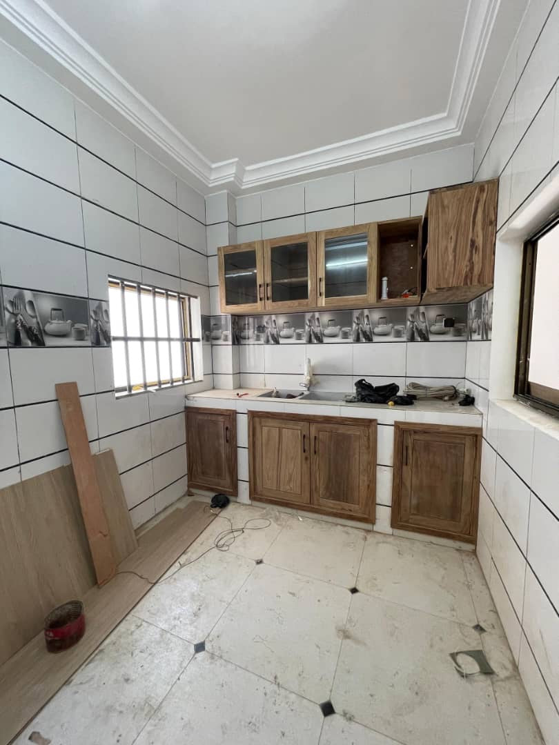 UN GRAND IMMEUBLE COMMERCIAL À VENDRE À ADIDOGOMÉ AWATAMÉ - 23 PIÈCES