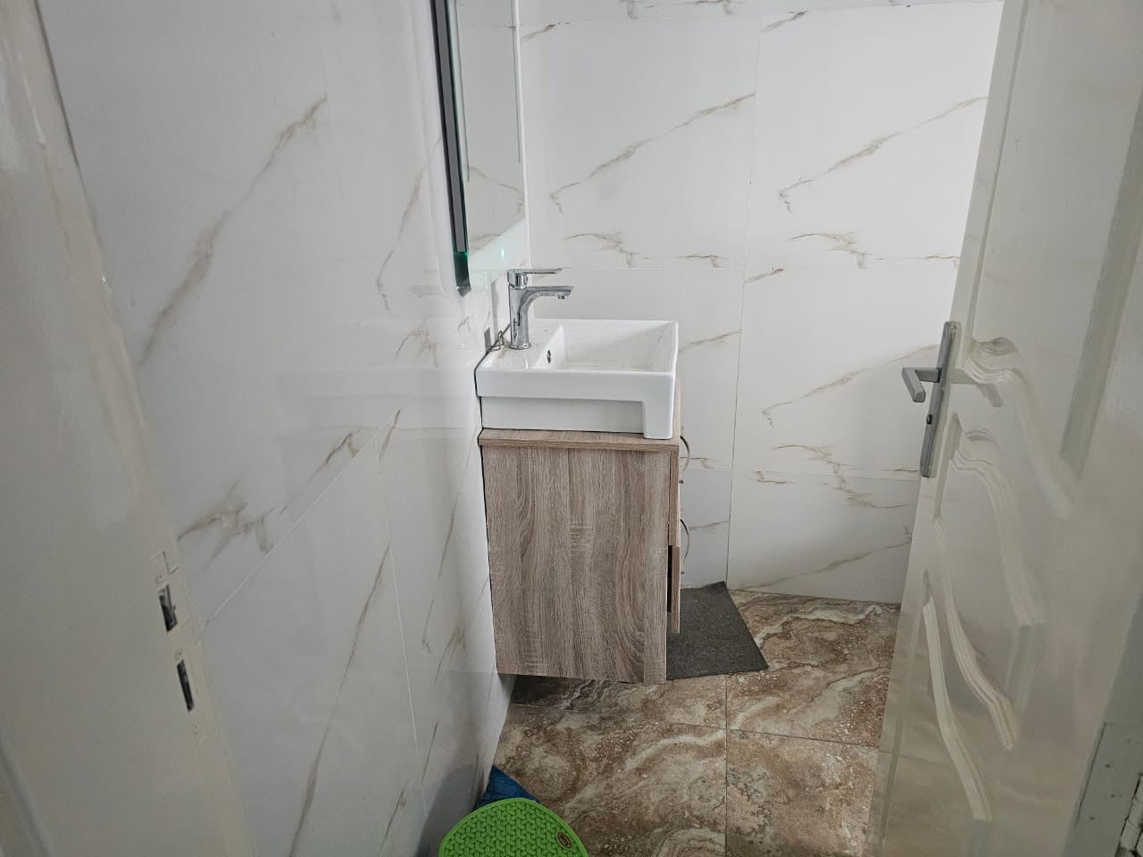 À LOUER – MAISON TRIPLEX DE 10 PIÈCES À NYÉKONAKPOÉ, BORD DU GOUDRON
Prix : 1.000.000 FCFA / mois