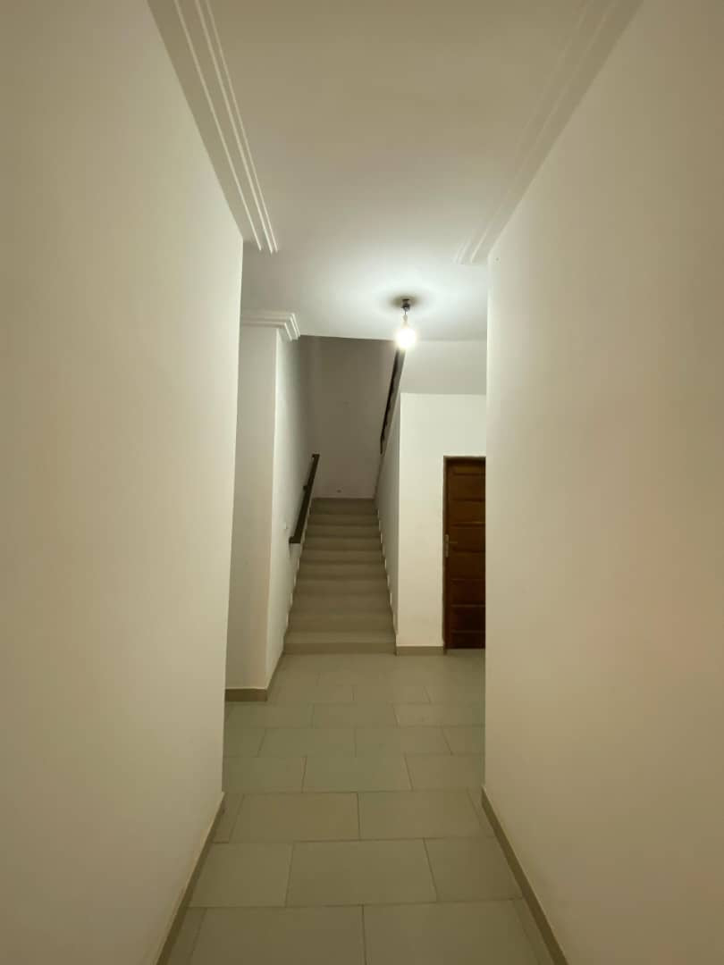 VILLA 9 PIÈCES À LOUER À TOTSI-ADIDOADIN – 350M DU GOUDRON