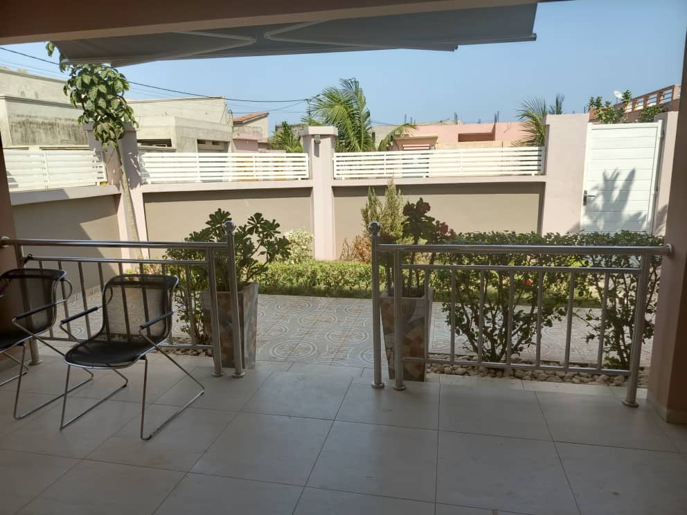 VILLA DE 2 CHAMBRES À VENDRE À LA CITÉ MOKPOKPO, ADIDOGOMÉ – DEMI LOT ANGLE RUE