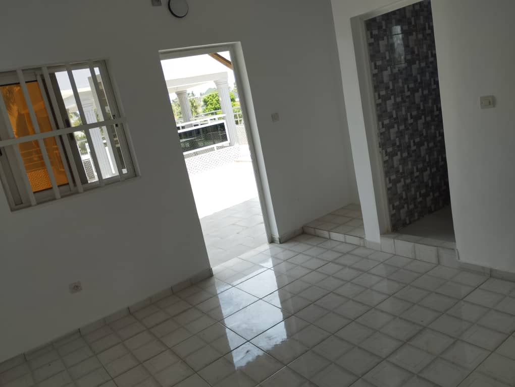 À VENDRE : VILLA DUPLEX DE 5 PIÈCES SUR 300 m² À AGBATA (CÔTÉ NON PLAGE)