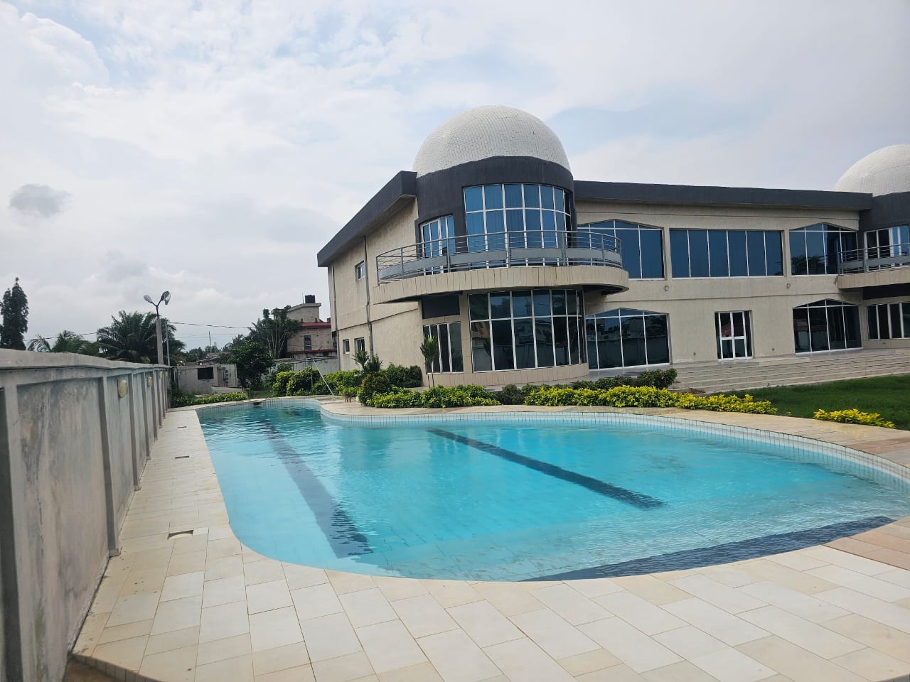 À VENDRE – Villa 13 pièces avec piscine et rooftop à Kpogan Agodéké | 3600 m² (6 lots) | 650 millions FCFA