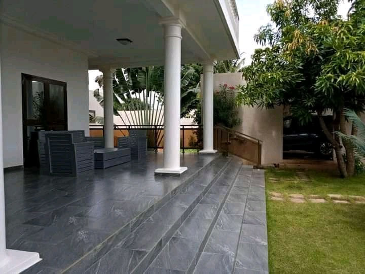 VILLA 6 PIÈCES À VENDRE À AGOÈ SOGBOSSITO – 1KM DU GOUDRON