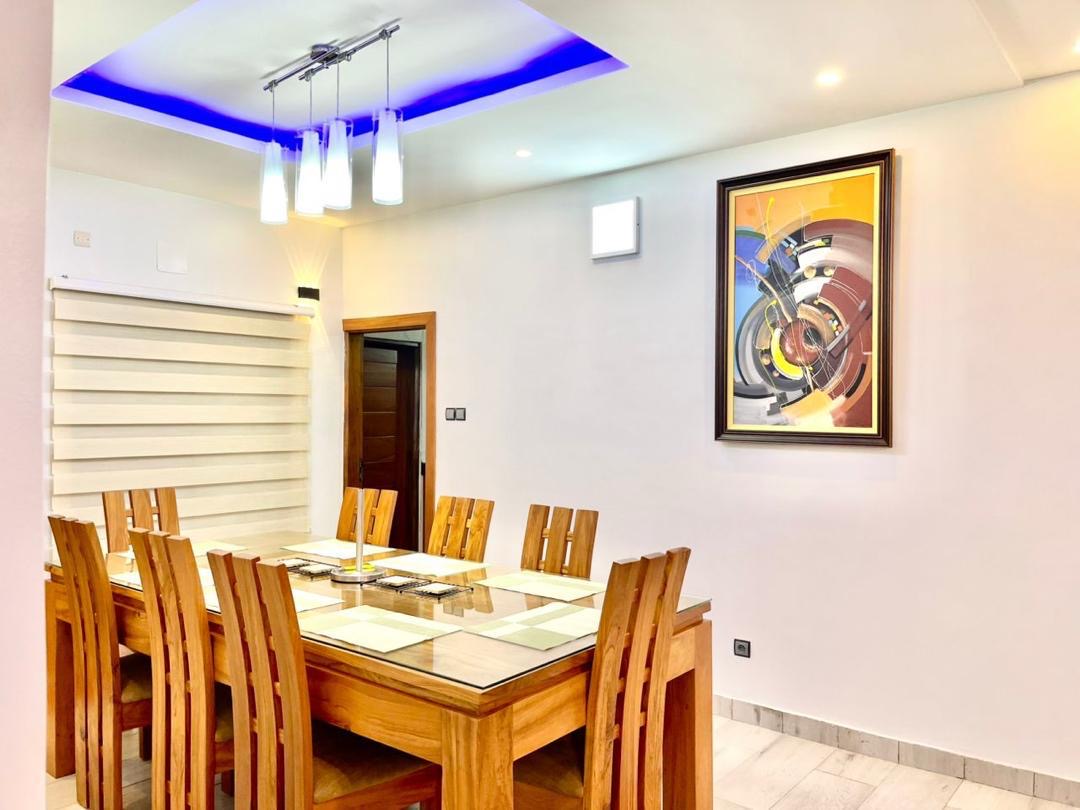 À LOUER – VILLA MEUBLÉE DE 4 PIÈCES À AGOÈ SOGBOSSITO (ANOKUI) – 450.000 FCFA/MOIS