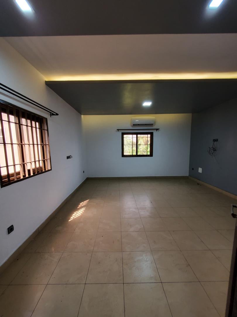 À LOUER – Villa Spacieuse à Hedzranawoé | 4 Chambres, Jardin, Garage, Dépendance | 700.000 FCFA/Mois