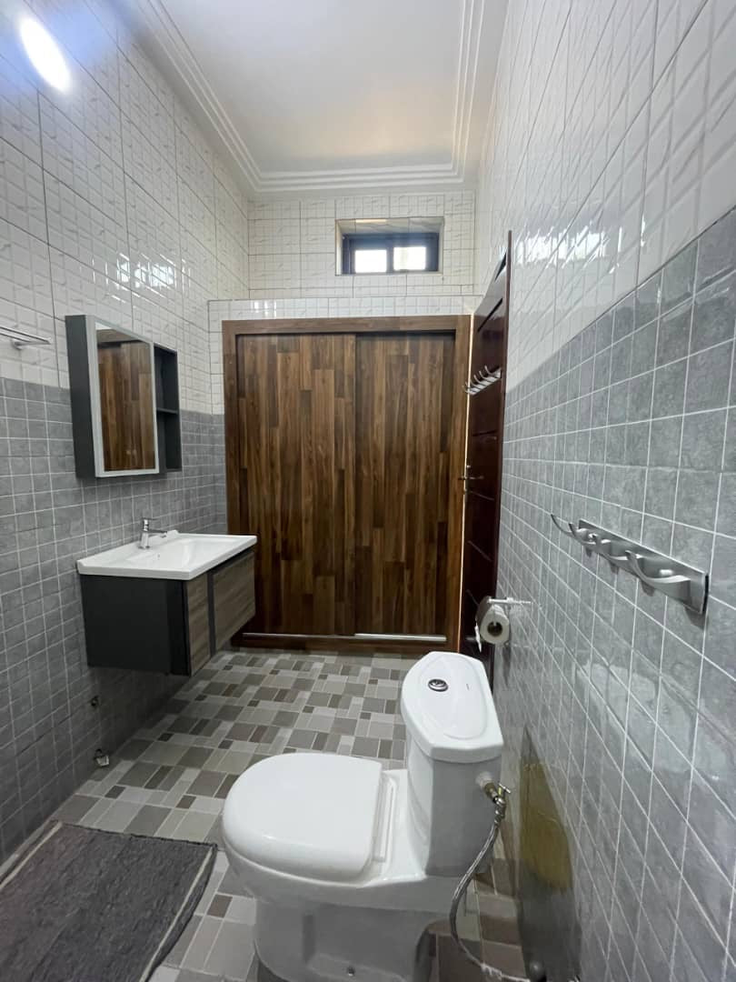 UN GRAND IMMEUBLE COMMERCIAL À VENDRE À ADIDOGOMÉ AWATAMÉ - 23 PIÈCES