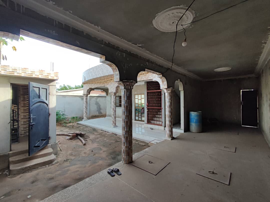 UNE VILLA INACHEVÉE À VENDRE À LOMÉ - ZANGUÉRA – 4 CHAMBRES SUR 3/4 DE LOT