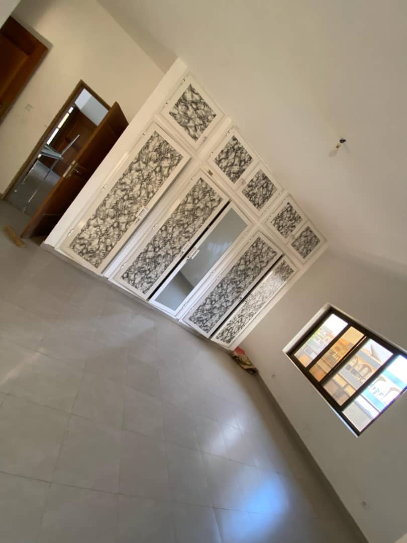 VILLA 9 PIÈCES À LOUER À TOTSI-ADIDOADIN – 350M DU GOUDRON
