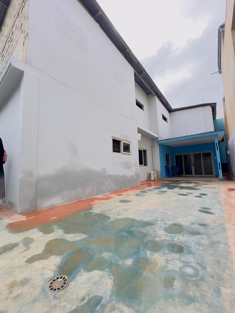 VILLA DE 9 PIÈCES À VENDRE À LOMÉ, CITÉ AÉROPORT – PLUS DE 1/2 LOT
