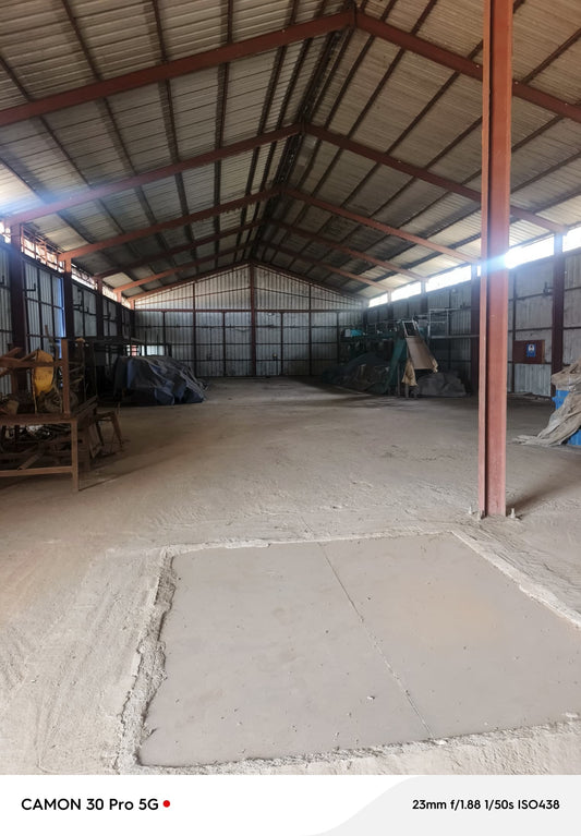 TERRAIN AVEC ENTREPÔT À VENDRE À BAGUIDA (100M DU GOUDRON RN2)