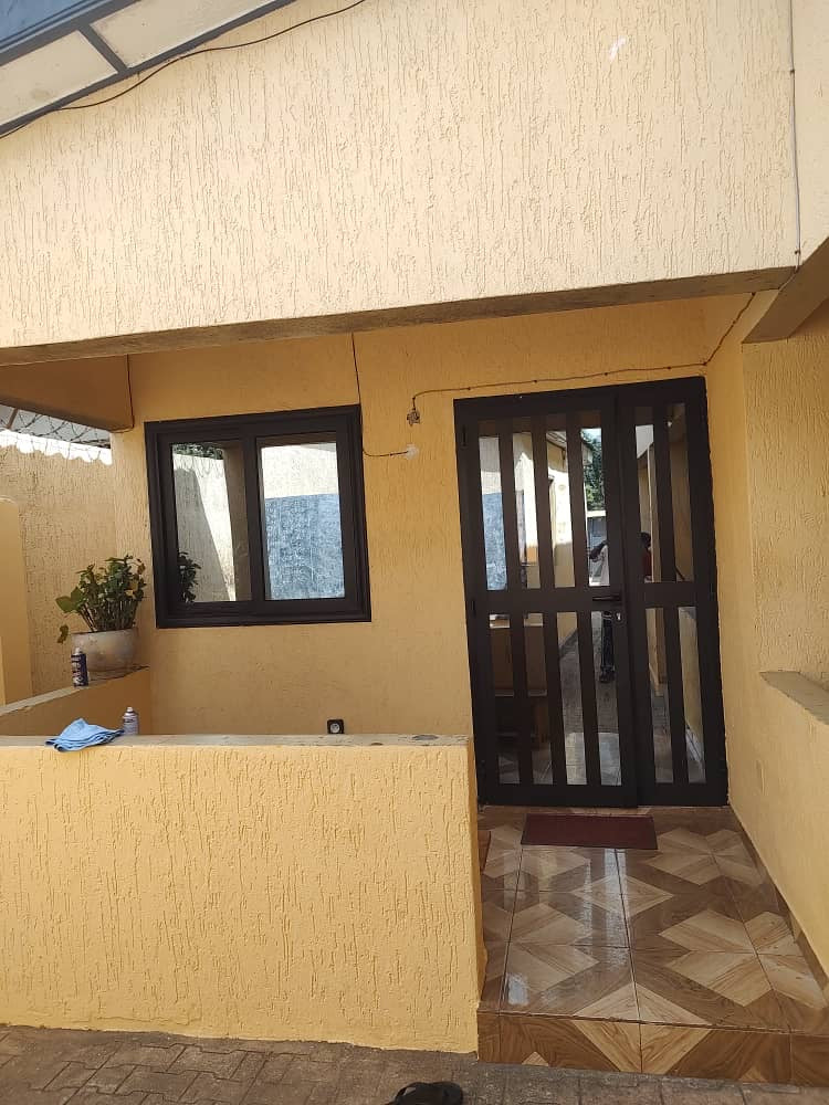 VILLA 7 PIÈCES À VENDRE À ZANGUÉRA – DERRIÈRE LA MADONE – 1/2 LOT
