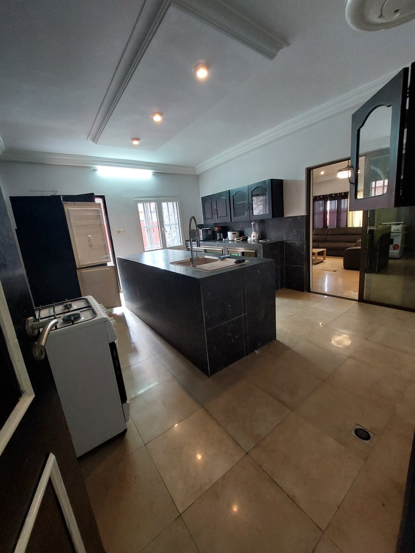 À LOUER – VILLA MEUBLÉE 4 PIÈCES (3 CHAMBRES SALON) AVEC PISCINE ET JARDIN À KPOGAN
