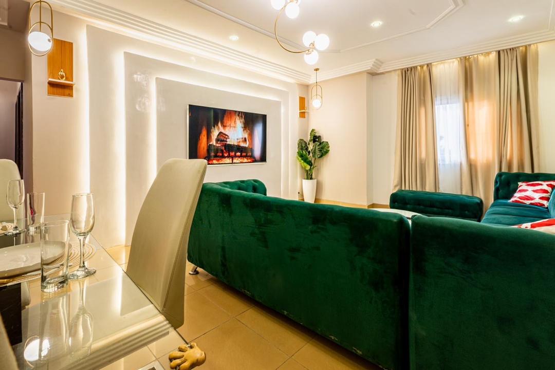 À LOUER – Appartement meublé 2 pièces à Baguida, au bord de la Nationale N°2 | Wi-Fi, Canal+, sécurité | 400.000 FCFA/mois