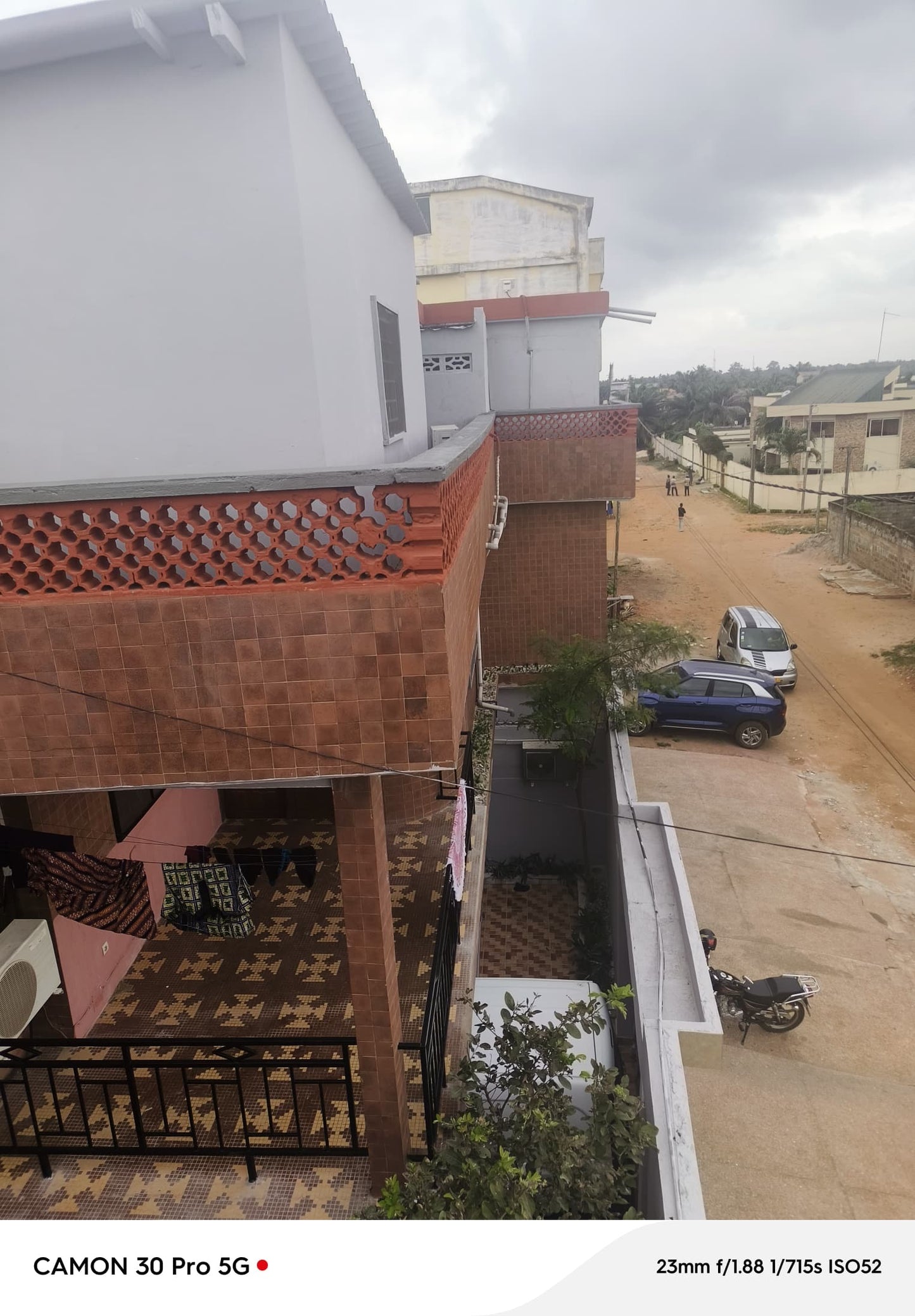 MMEUBLE 19 CHAMBRES À VENDRE À TOKOIN PROTESTANT – 100M DU GOUDRON | TITRE FONCIER