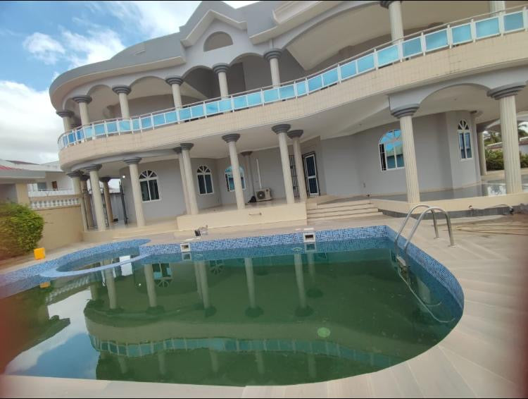 VILLA À VENDRE À LA CITÉ OUA – 10 PIÈCES – 2250m²