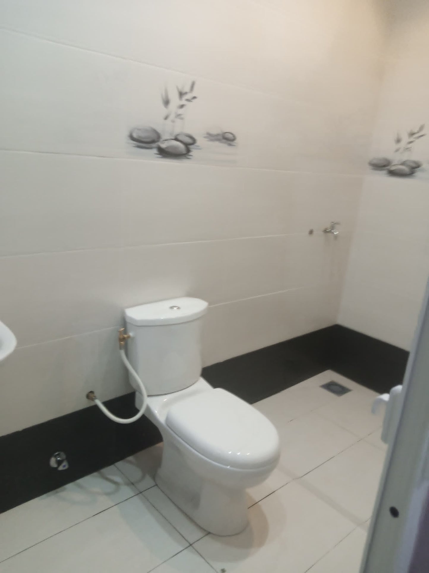 UNE VILLA À VENDRE À ADIDOGOMÉ, BASE EBOMAF - 7 PIÈCES