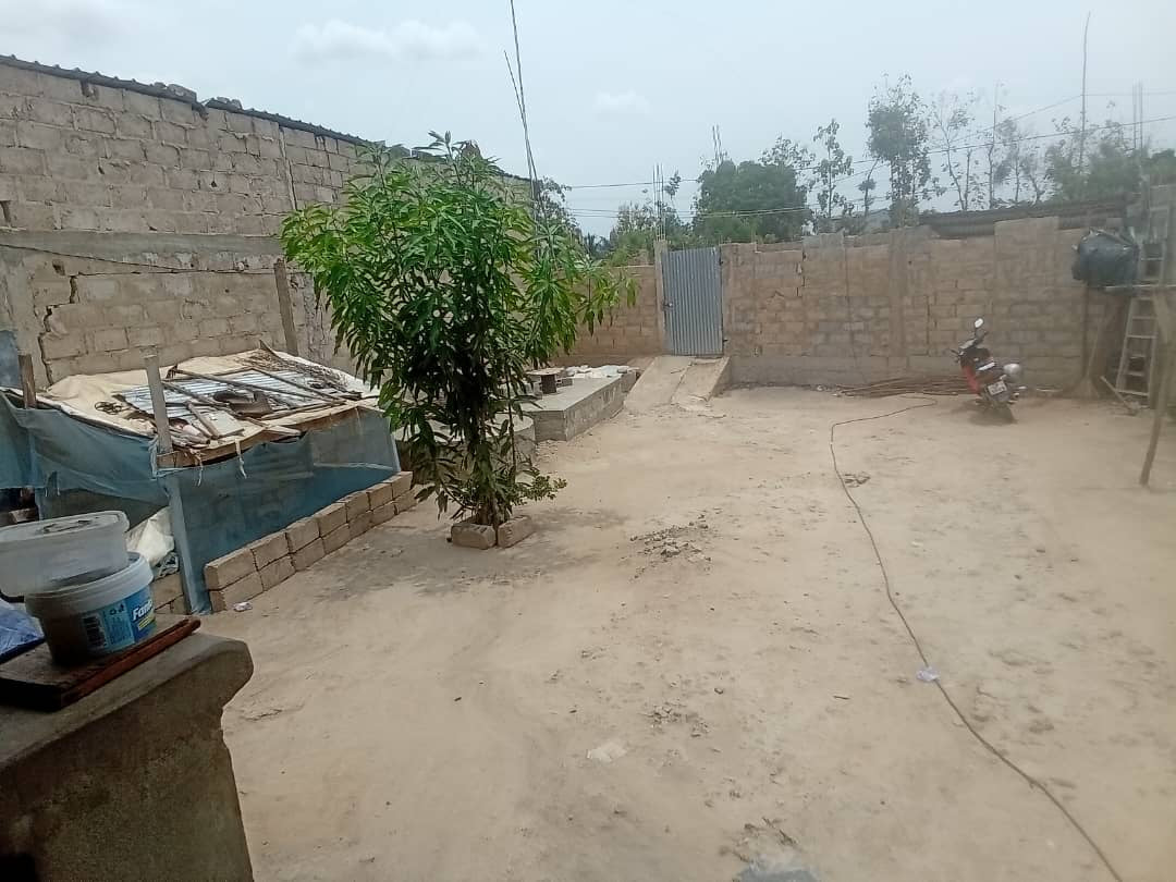 VILLA 2 CHAMBRES SALON À VENDRE À LOMÉ - APESSITO – URGENCE