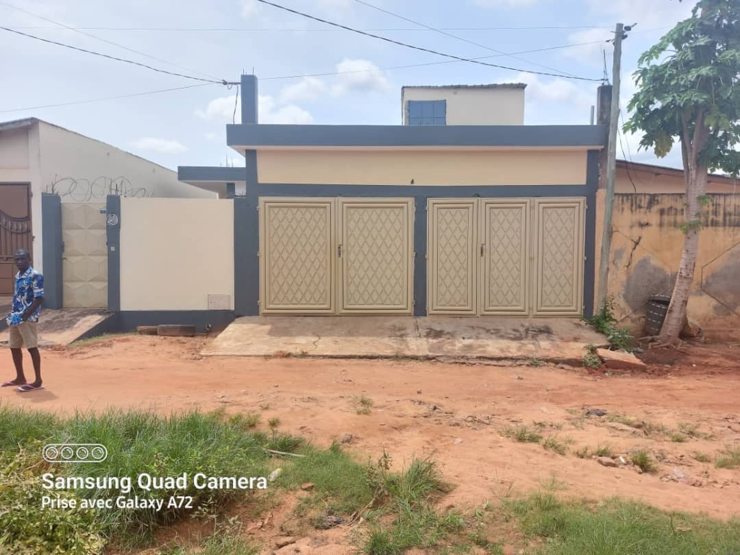 VILLA 4 PIÈCES À VENDRE À AGOÈ ASSIYEYE – DEMI LOT | TITRE FONCIER