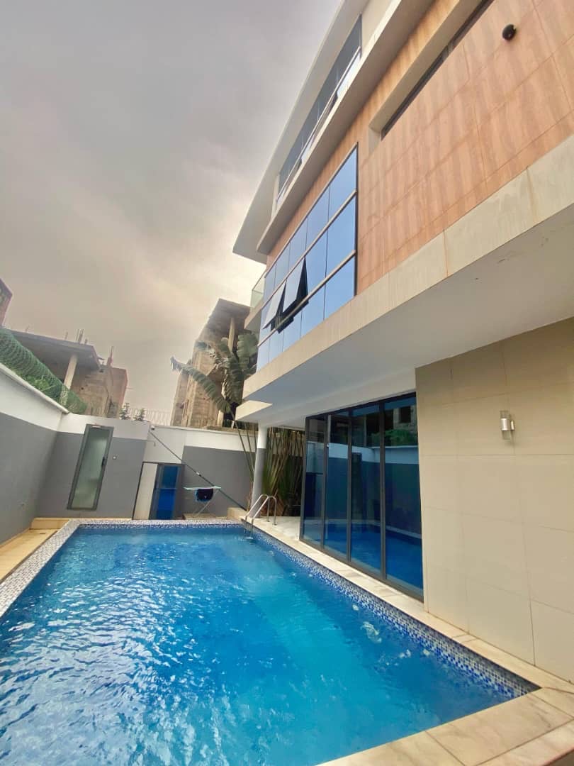 À LOUER – VILLA MEUBLÉE DE 5 PIÈCES AVEC PISCINE ET JARDIN À AGOÈ FIL O PARK – 1.000.000F CFA/MOIS