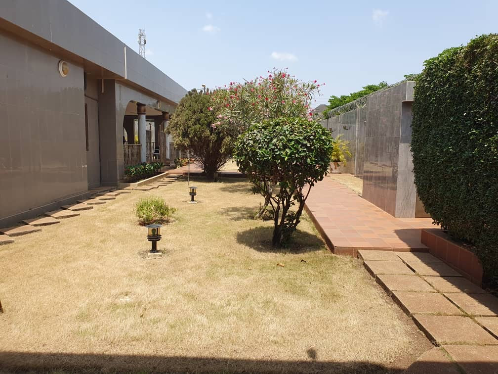 Villa meublée 5 chambres à vendre à Agoè Telessou – 400 millions FCFA