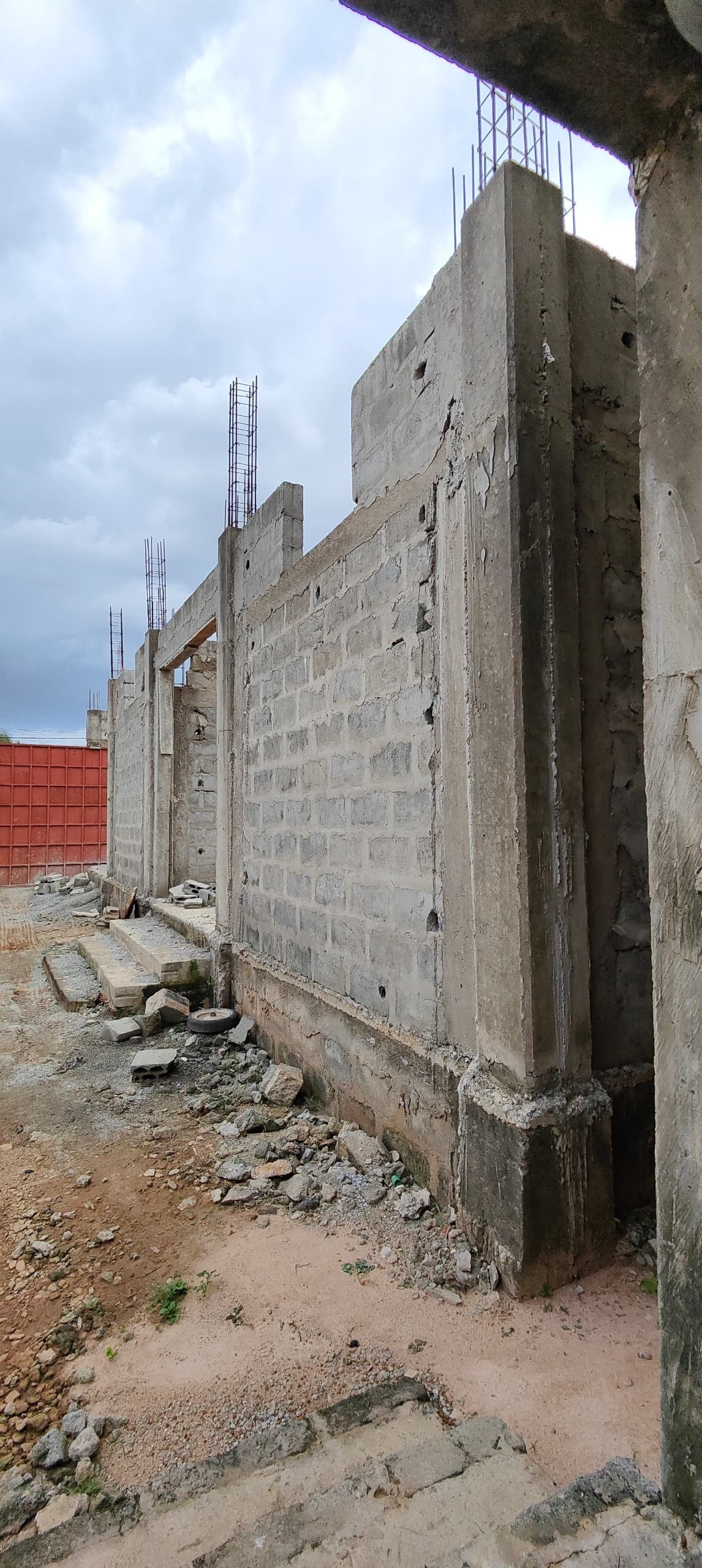 UN IMMEUBLE ET ENTREPÔT À VENDRE À AGOÈ VAKPOSSITO – CAMP GP