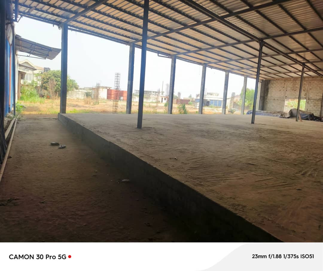 TERRAIN AVEC ENTREPÔT À VENDRE À BAGUIDA (100M DU GOUDRON RN2)