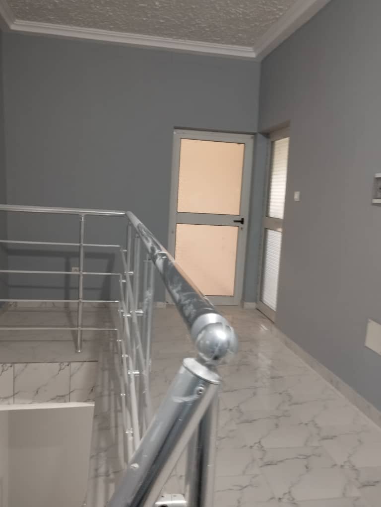 À VENDRE : VILLA DUPLEX DE 5 PIÈCES SUR 300 m² À AGBATA (CÔTÉ NON PLAGE)