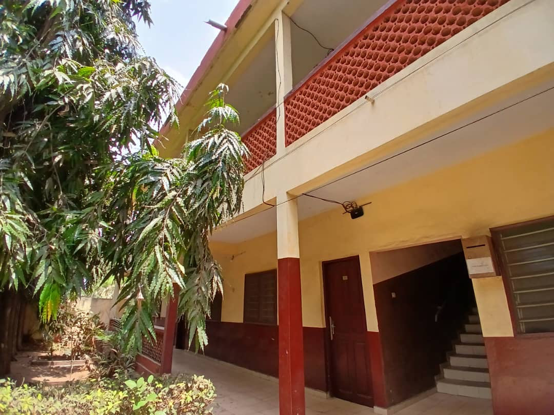 À VENDRE – GRAND HÔTEL OPÉRATIONNEL DE 04 LOTS À DJIDJOLÉ