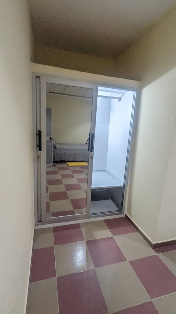 À LOUER – APPARTEMENT MEUBLÉ DE 4 PIÈCES AVEC GARAGE PRIVÉ À ADIDOGOMÉ
