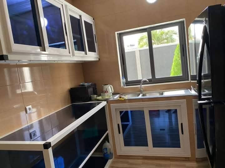 À LOUER – VILLA MEUBLÉE 4 PIÈCES (3 CHAMBRES + SALON) CLIMATISÉE AVEC JARDIN À AGOÈ FIOVI – WIFI – 600.000 FCFA/MOIS