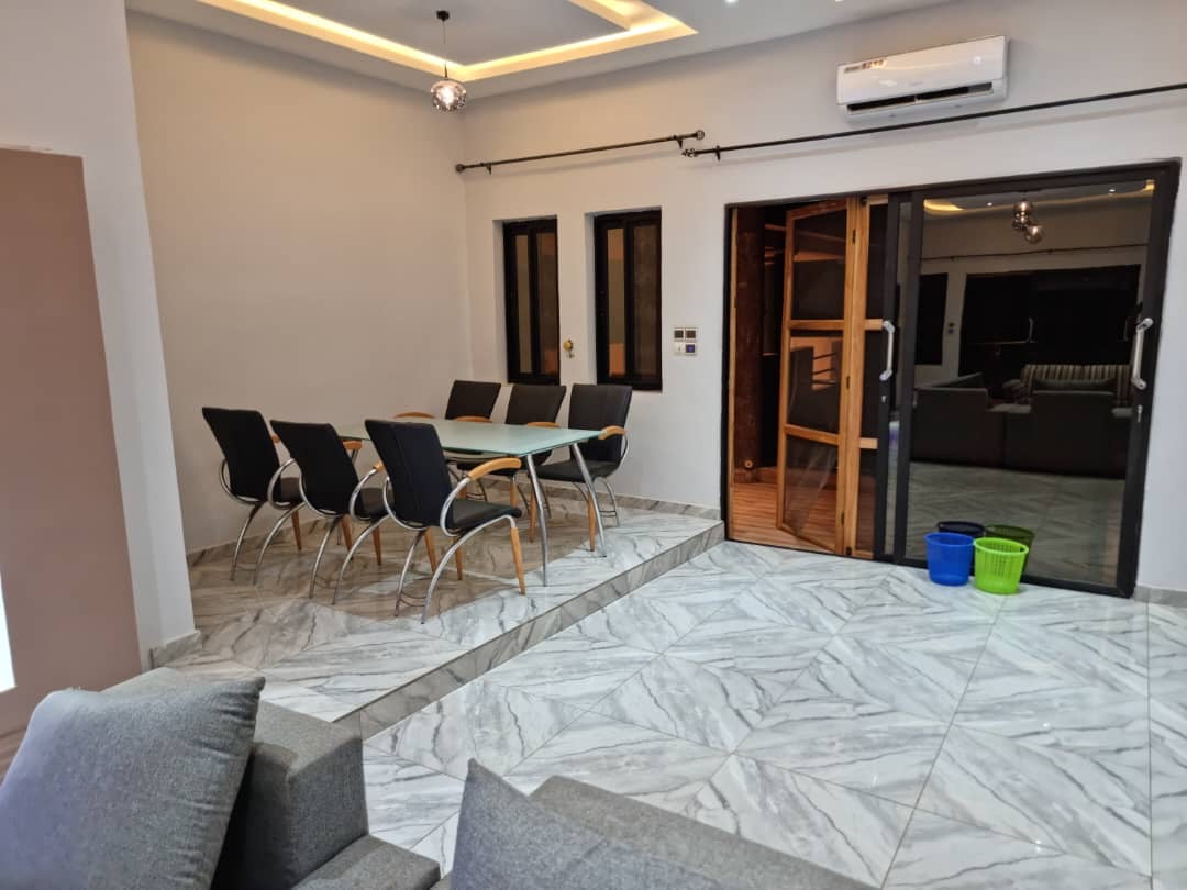 À LOUER – VILLA MEUBLÉE DUPLEX AVEC PISCINE – 6 CHAMBRES, 2 SALONS, 2 CUISINES – AGOÈ RÉSERVE – 1.300.000 F CFA/MOIS