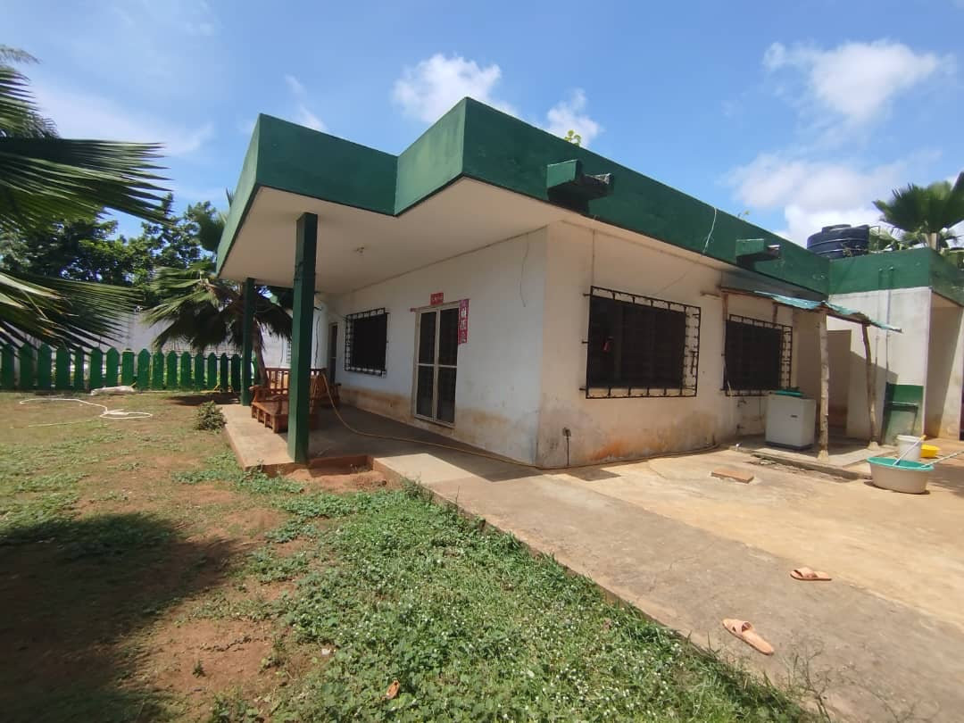 MAISON DE 4 PIÈCES À VENDRE À LOMÉ, LA CAISSE – ANGLE DE RUE AVEC ESPACE PISCINE