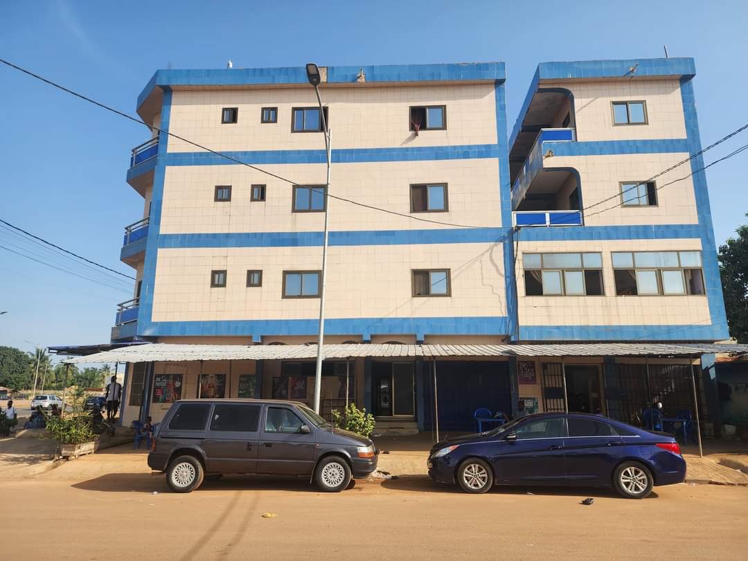 UN HÔTEL À VENDRE À ADIDOGOMÉ AU BORD DU GOUDRON - 29 PIÈCES