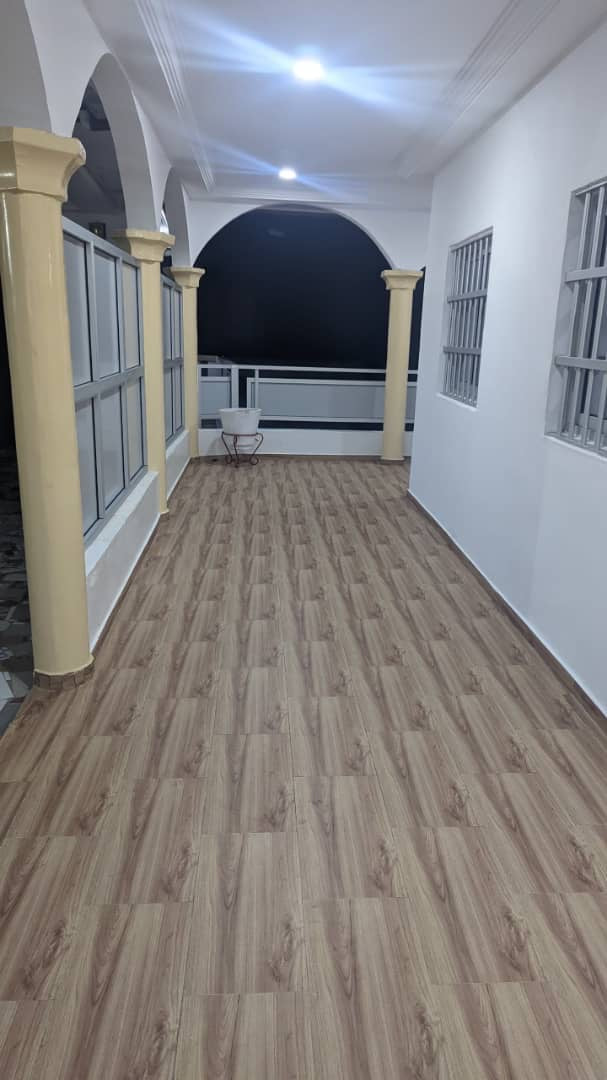 À LOUER – APPARTEMENT MEUBLÉ DE 4 PIÈCES AVEC GARAGE PRIVÉ À ADIDOGOMÉ