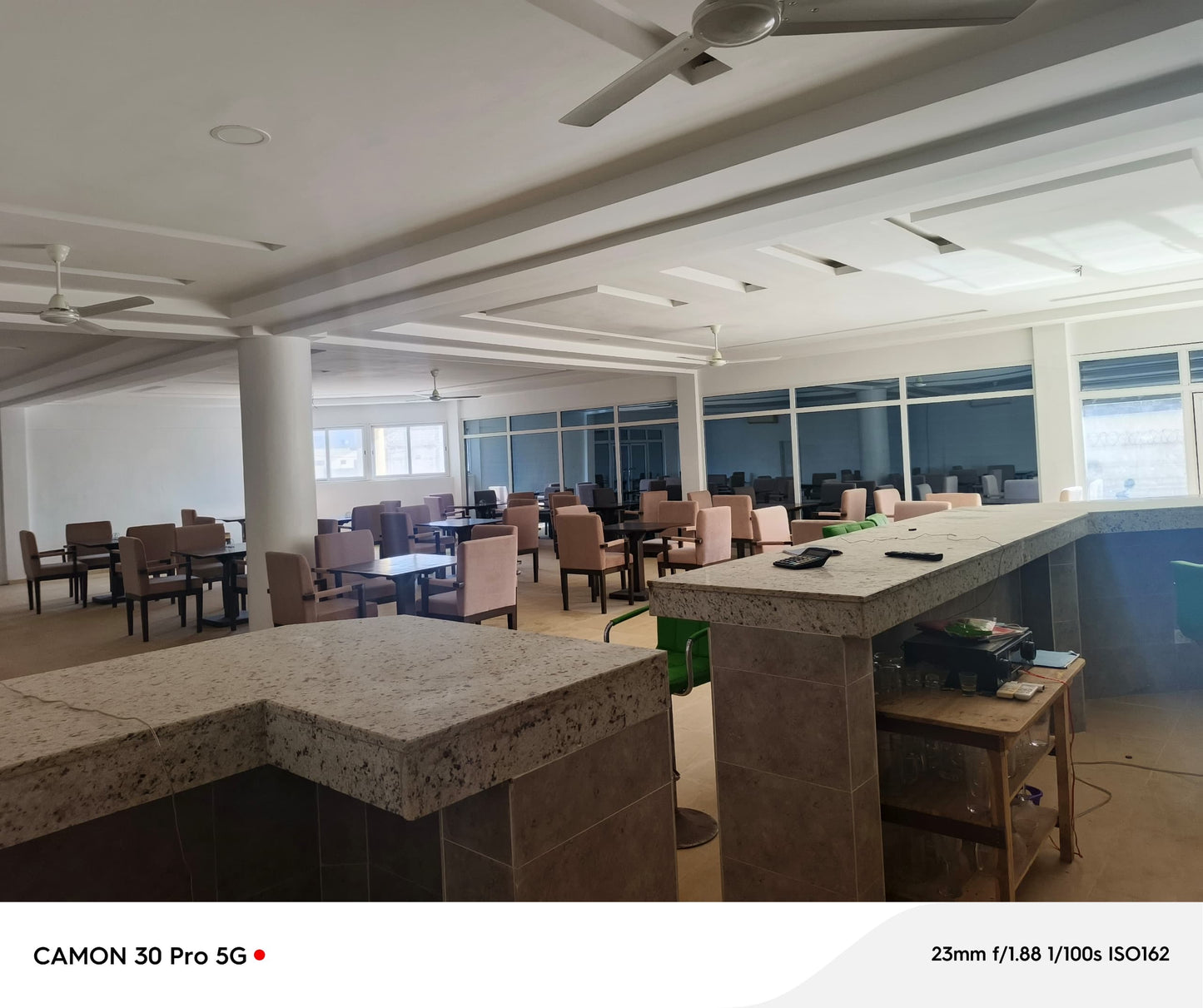 À VENDRE UN RESTAURANT TOUT EN BAIES VITRÉES BÂTI SUR UN LOT EN ANGLE DE RUE À 50M DU GOUDRON AVEC VUE SUR LA MER À BAGUIDA - 3 NIVEAUX, 6 TOILETTES, 2 BARS