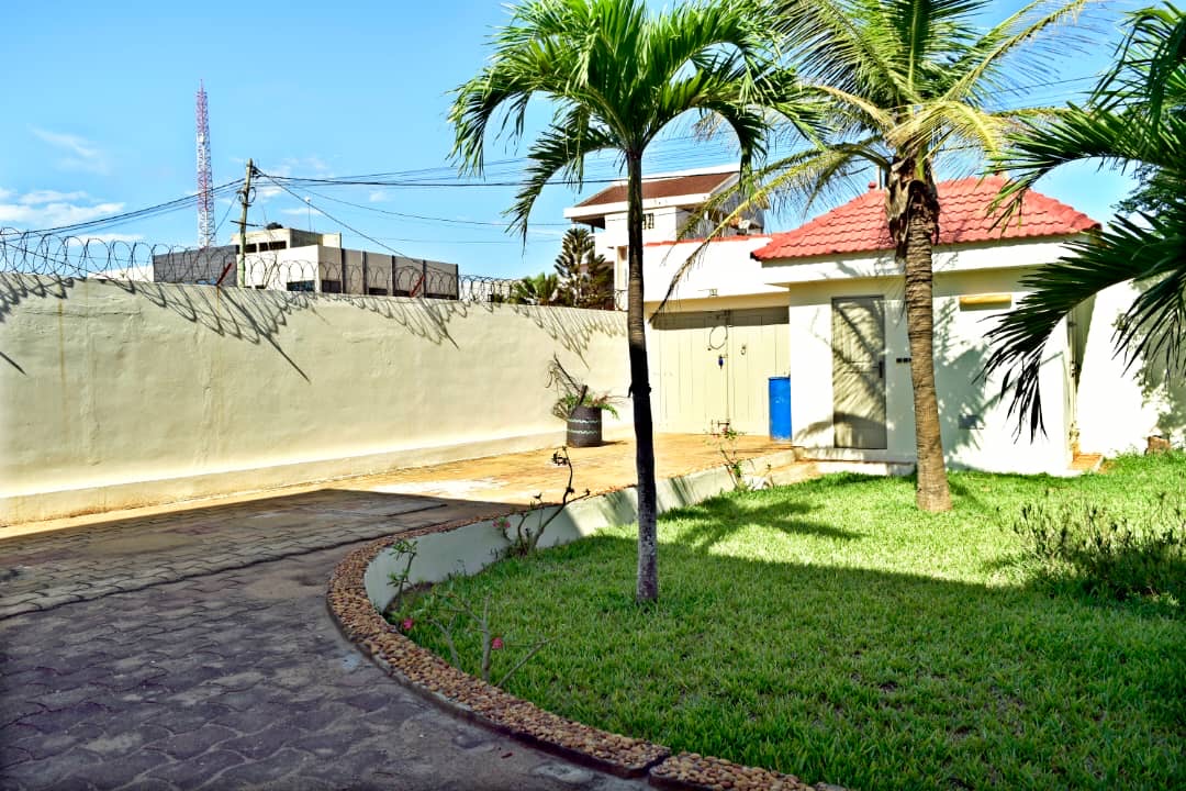 À VENDRE – Villa 14 pièces en angle de rue à Kpogan | 900 m² en bordure du goudron | 200 millions FCFA