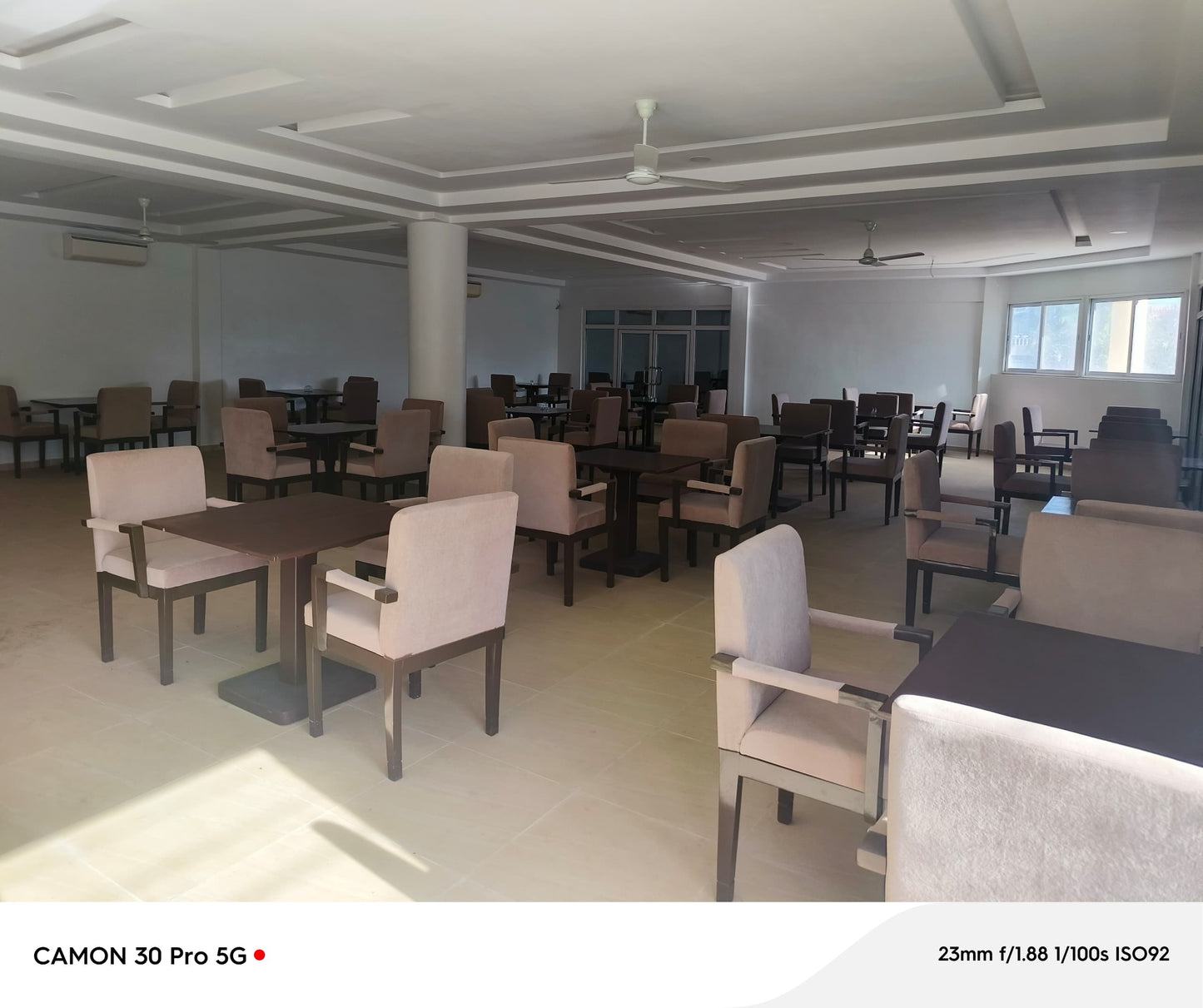 À VENDRE UN RESTAURANT TOUT EN BAIES VITRÉES BÂTI SUR UN LOT EN ANGLE DE RUE À 50M DU GOUDRON AVEC VUE SUR LA MER À BAGUIDA - 3 NIVEAUX, 6 TOILETTES, 2 BARS